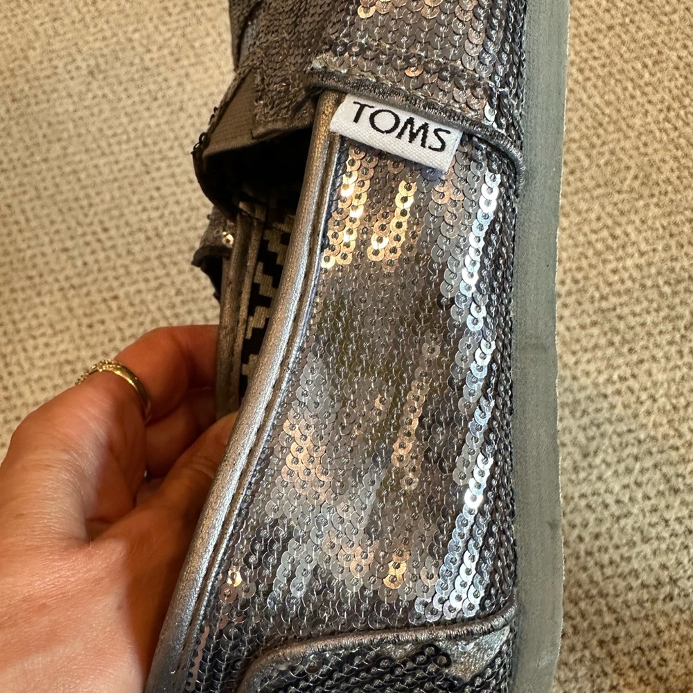 TOMS Glittery Silver Sequined Slip-Ons Size 5 - Picture 6 of 9